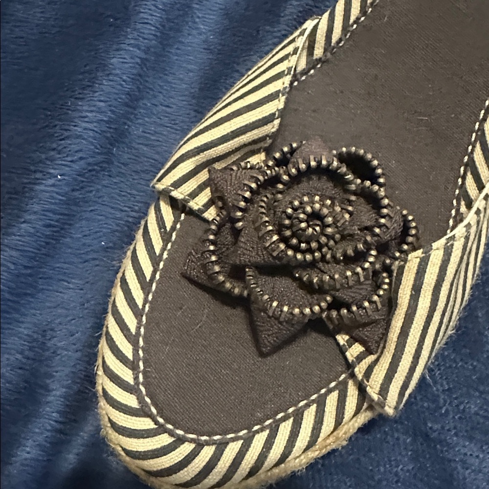 GAP Black and Cream Striped Wedge Sandals Size 8 - Picture 3 of 5